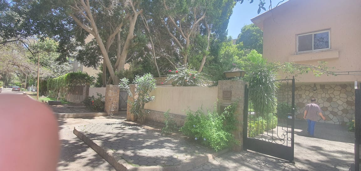 Villa with swimming pool