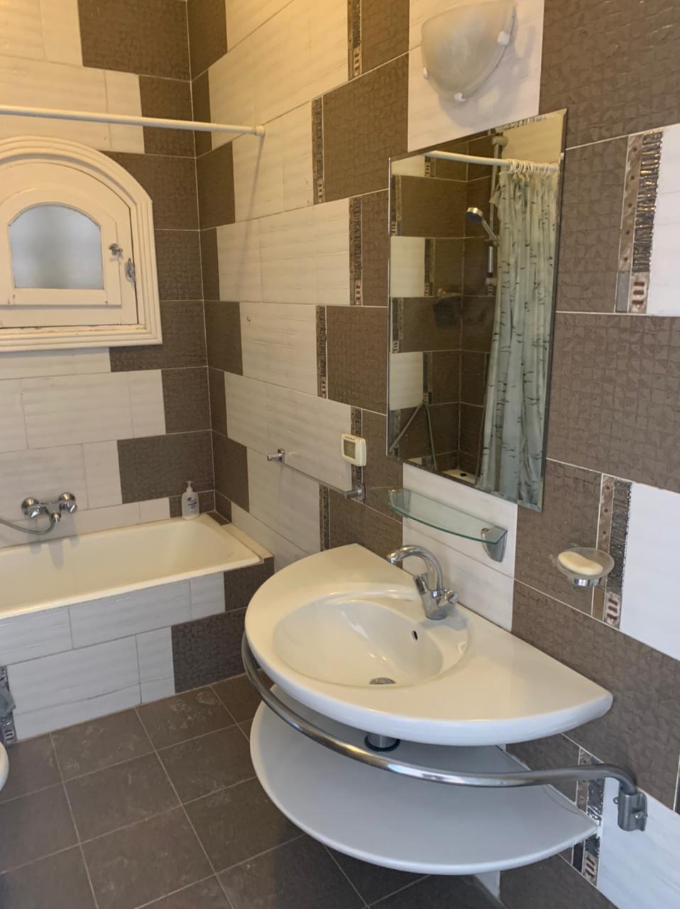 4 bedroom and 4 bathroom 2 floors